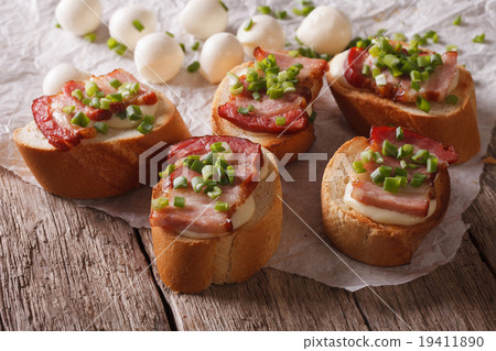 Crunchy crostini with bacon and mozzarella cheese 19411890