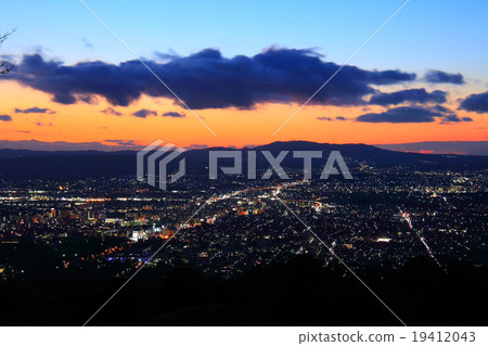 图库照片: ikoma-yama的背景染成橙色