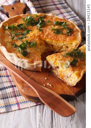 圖庫照片: homemade quiche lorraine close-up cutting board