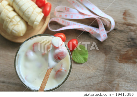 Yogurt with fresh tomatoes 19413396