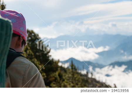 Young man with bandana from the side walking Young man with bandana from the side walking 19413956