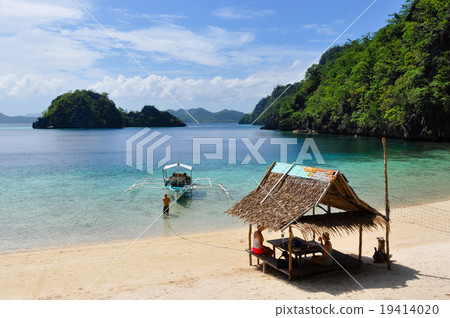 Bald Man pulling wooden traditional filipino boat 19414020