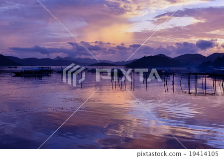 Pretty Pink orange Sky cloudscape over an island Pretty Pink orange Sky cloudscape over an island 19414105