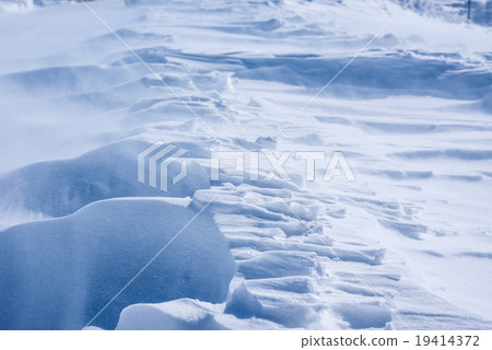 Snowy field 19414372