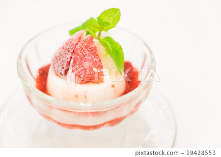 Panna cotta strawberry 19428551