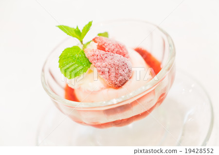 Panna cotta strawberry 19428552