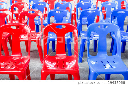plastic chairs 19438966