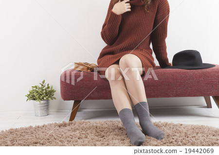 Young lady's portrait 19442069