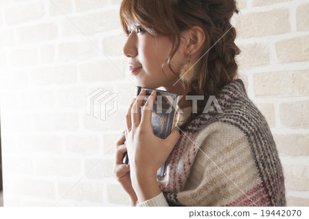 Young lady's portrait 19442070