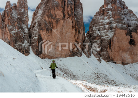 woman hiker on mountain trail  19442510