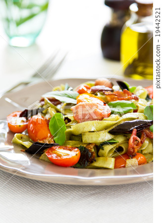 Spinach Fettuccine bacon 19442521