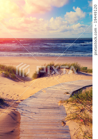 wooden pathway to the sea 19449120