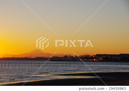 從三番瀨（千葉縣船橋市）看夜景的富士山 19450963