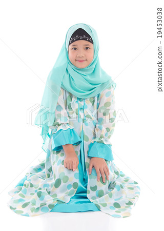 Beautiful asian muslim girl praying Beautiful asian muslim girl praying 19453038