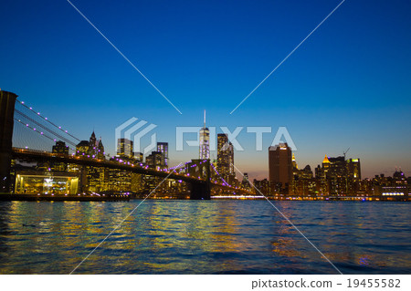 Manhattan Bridge and Manhattan skyline at night, N 19455582