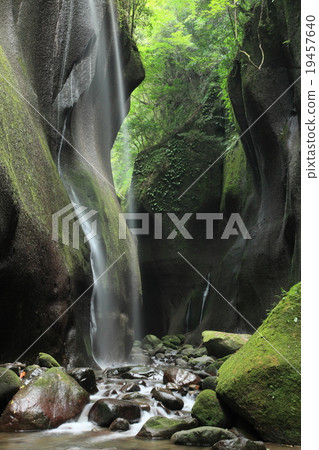 Canyon waterfall 19457640