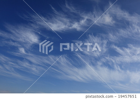 Natural scenery Cirrus clouds began spreading to the blue sky. It seems that the weather will deteriorate when this cloud comes out Natural scenery Cirrus clouds began spreading to the blue sky. It seems that the weather will deteriorate when this cloud comes out 19457651