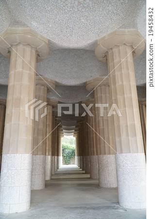 Park Güell in Barcelona 19458432