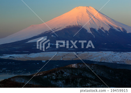 從山中湖和石津山看到的晨光的富士 從山中湖和石津山看到的晨光的富士 19459915