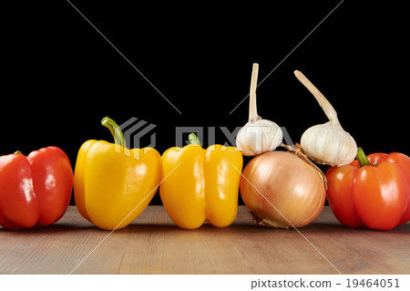 row pepper onions 19464051