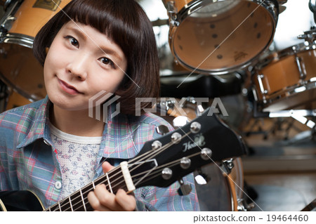 彈一把聲學吉他的女孩 彈一把聲學吉他的女孩 19464460