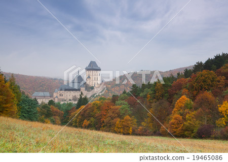 Autumn scenery with Karlstejn Castle Autumn scenery with Karlstejn Castle 19465086