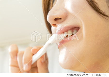 Up of a young woman brushing her teeth 19466192