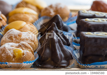 Italian pastries confectionery 19466580