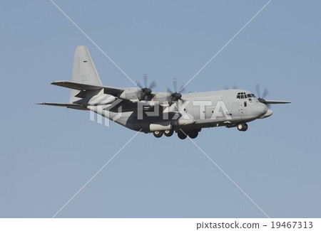 美國海軍陸戰隊的KC-130空中加油運輸機也在日本東部大地震中飛行，飛行在晴朗的天空藍天的背景下 19467313