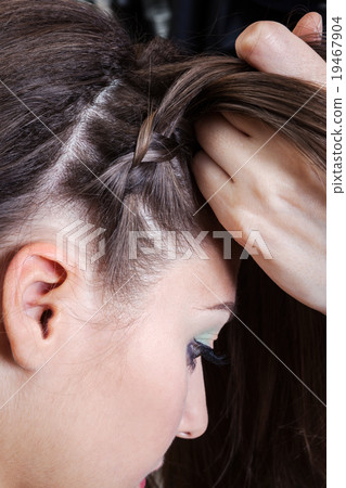 weaving braids girl weaving braids girl 19467904