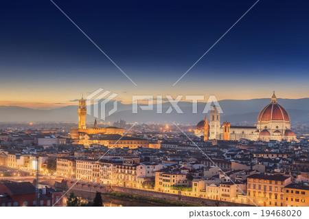 Arno River and Ponte Vecchio at sunset, Florence 19468020