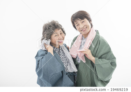 溫泉浴衣的兩名資深婦女 19469219