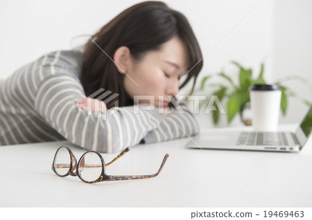 Desk work / fatigue 19469463