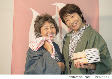 溫泉浴衣的兩名資深婦女 19473647