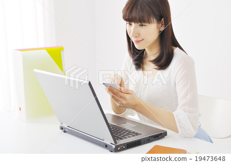 觀看智能手機的婦女 觀看智能手機的婦女 19473648