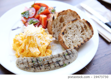 omelette with bread 19473730