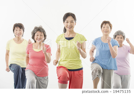 Energetic senior women doing fitness 19475135