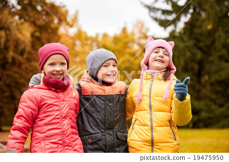 圖庫照片: group of happy children hugging in autumn park