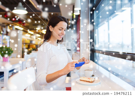 smiling woman with smartphone and coffee at cafe 19476211