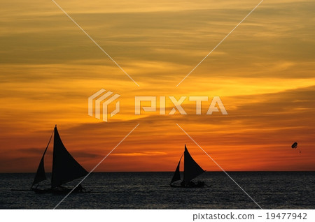 Ocean sunset glow landscape Ocean sunset glow landscape 19477942