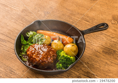 長柄鍋和新近地被烘烤的漢堡牛排美國盤漢堡牛排 19478200