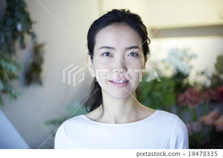 A woman at a flower shop 19478335