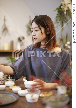 一個女人享受有機化妝品 19478431