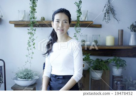 植物園的一名婦女 19478452