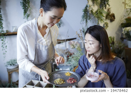 一個女人享受有機化妝品 一個女人享受有機化妝品 19478462