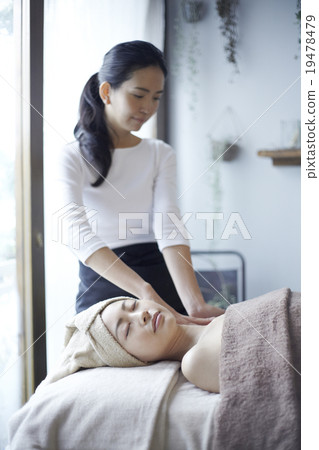 Women who receive esthetic Women who receive esthetic 19478479