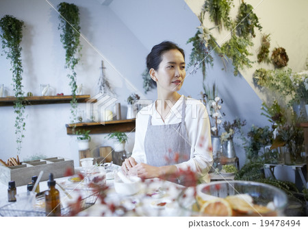 一個女人享受有機化妝品 19478494