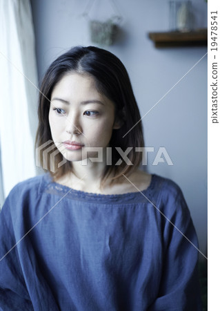 植物園的一名婦女 植物園的一名婦女 19478541