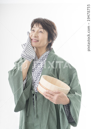 溫泉浴衣的資深婦女 19478755