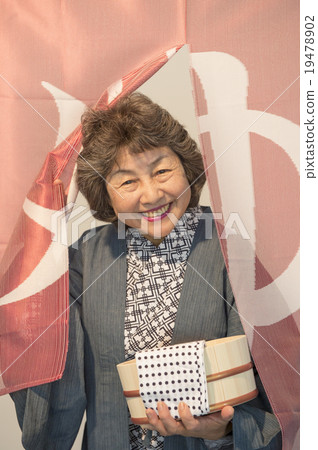 溫泉浴衣的資深婦女 溫泉浴衣的資深婦女 19478902